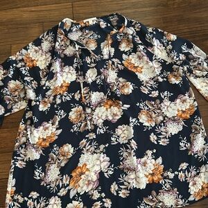 Lightweight Floral Top. Size 1X